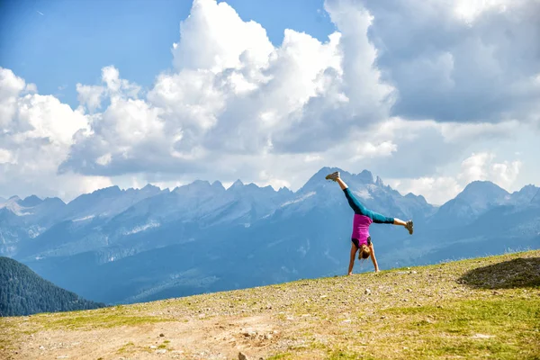 Genç kadın dağlarda atlama — Stok fotoğraf