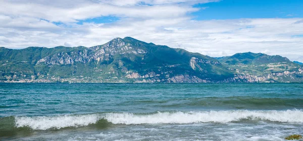 Der Gardasee ist der größte See Italiens — Stockfoto