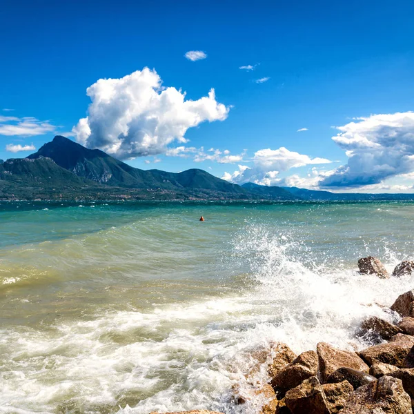 Garda Gölü İtalya 'nın en büyük gölüdür. — Stok fotoğraf