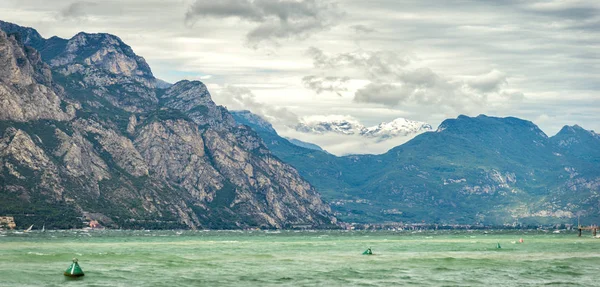 Der Gardasee ist der größte See Italiens — Stockfoto