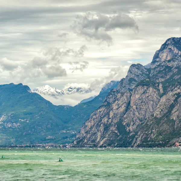 Der Gardasee ist der größte See Italiens — Stockfoto