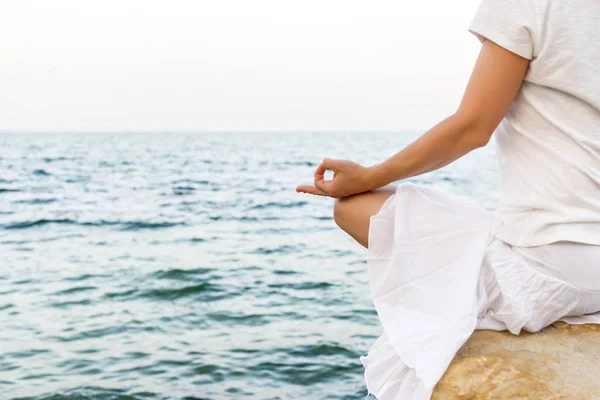 Femme méditant à la mer — Photo