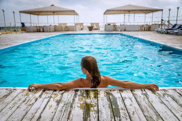 Young woman relaxing on the pool — Stock Photo, Image