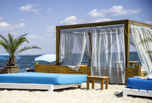 Beach bed och solstolar i en strand — Stockfoto