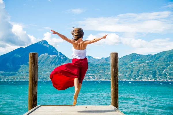 Žena meditace u jezera — Stock fotografie