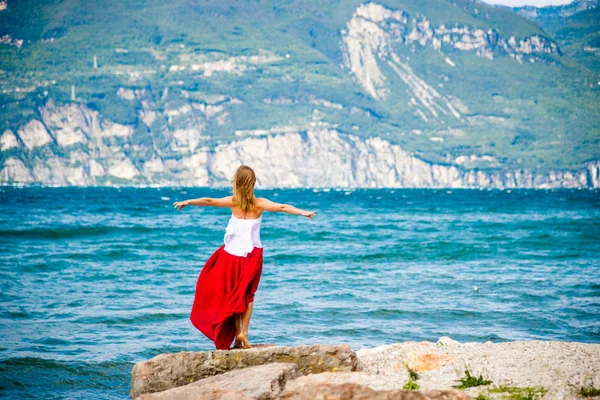 Žena meditace u jezera — Stock fotografie