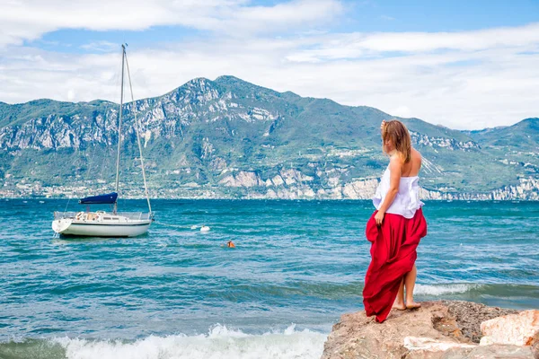 Žena meditace u jezera — Stock fotografie