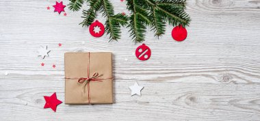 hediye kutusu ahşap zemin üzerinde