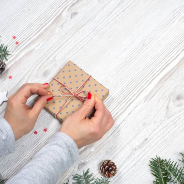 Hediyelik kutu Noel arka plan ile elinde