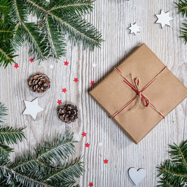 подарочная коробка на деревянном фоне
