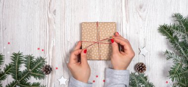 Hediyelik kutu Noel arka plan ile elinde