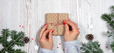 Hediyelik kutu Noel arka plan ile elinde