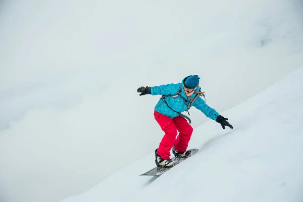 Young woman on the snowboard — Stock Photo, Image