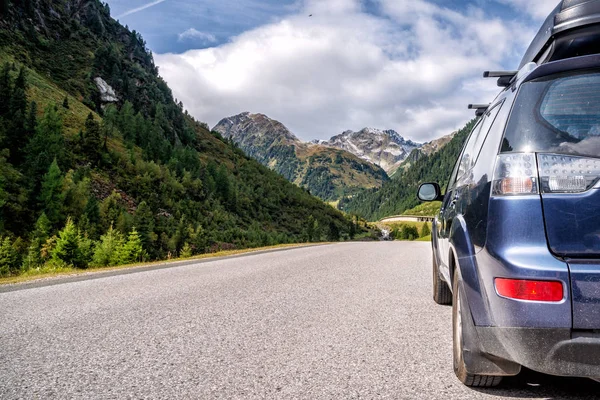 Araba ile bir dağ yolu ile seyahat kutusu