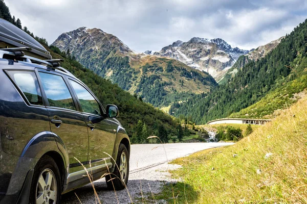 Auto Met Vak Voor Reizen Met Een Bergweg — Stockfoto