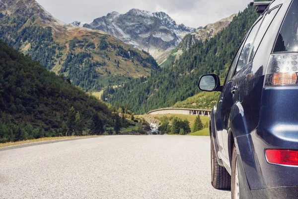 Dağ yolunda seyahat etmek için araba