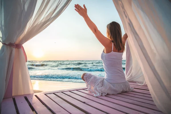 Lugn Och Yoga Praktiserar Vid Havet Soluppgång — Stockfoto