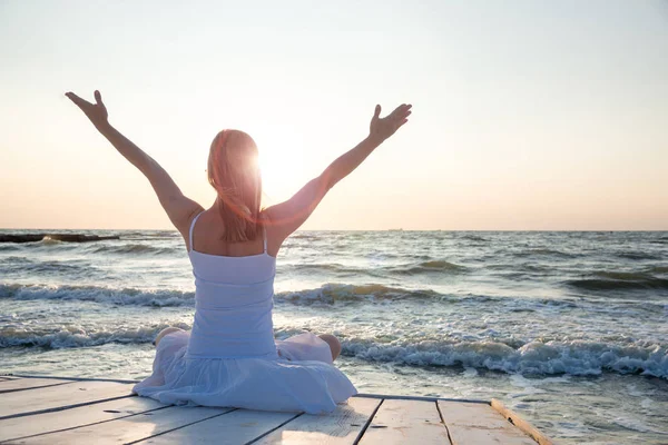 Lugn Och Yoga Praktiserar Vid Havet Soluppgång — Stockfoto