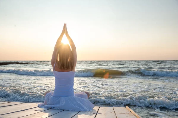 Serenidad Yoga Practicando Mar Amanecer —  Fotos de Stock