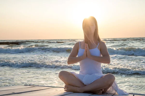 Serenity Yoga Practicing Sea Sunrise — Stock Photo, Image