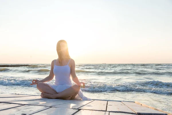 Serenidad Yoga Practicando Mar Amanecer —  Fotos de Stock