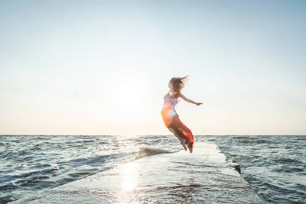 Glücklich Schöne Junge Mädchen Springen Meer — Stockfoto