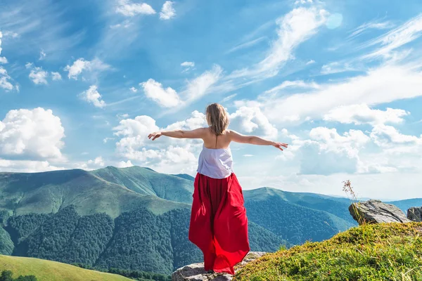 Junge Frau Roten Kleid Auf Dem Gipfel Des Berges — Stockfoto