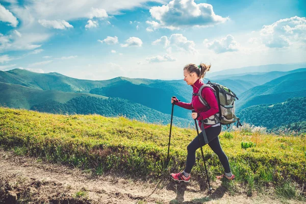 Young Woman Backpack Hiking Mountains — Stock Photo, Image