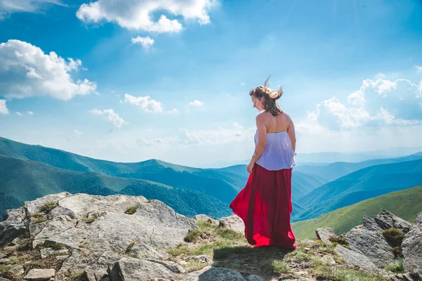 Jovem Mulher Vestido Vermelho Ficando Topo Montanha — Fotografia de Stock