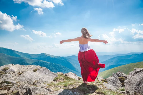 Junge Frau Roten Kleid Auf Dem Gipfel Des Berges — Stockfoto