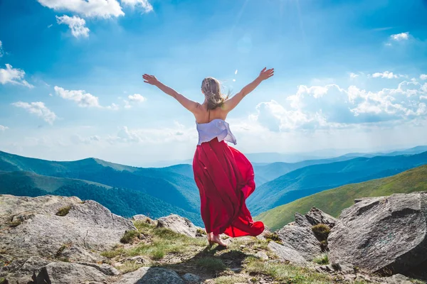 Giovane Donna Abito Rosso Che Rimane Sulla Cima Della Montagna — Foto Stock