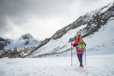 Dağlarda hiking sırt çantası olan kadın. Alpler