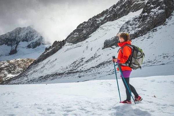 Dağlarda Hiking Sırt Çantası Olan Kadın Alpler — Stok fotoğraf