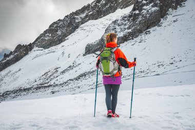 Dağlarda hiking sırt çantası olan kadın. Alpler