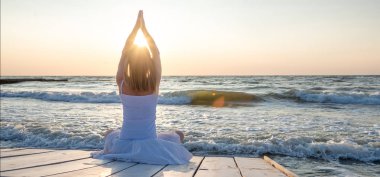 Denizde meditasyon yapan bir kadın