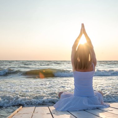 Denizde meditasyon yapan bir kadın