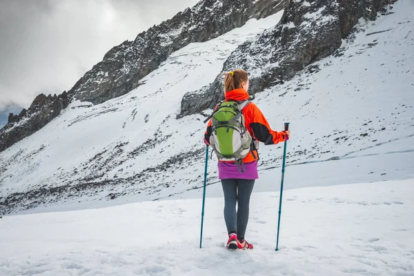 Mujer Joven Con Mochila Senderismo Las Montañas Alpes — Foto de Stock