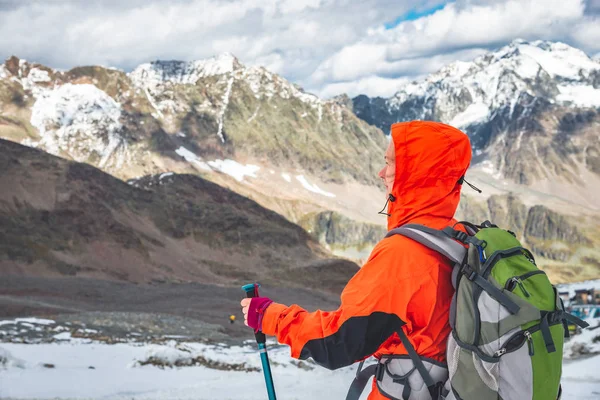 山でのハイキングのバックパックを持つ若い女性 アルプス — ストック写真