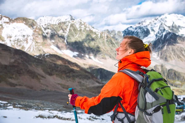 Dağlarda Hiking Sırt Çantası Olan Kadın Alpler — Stok fotoğraf