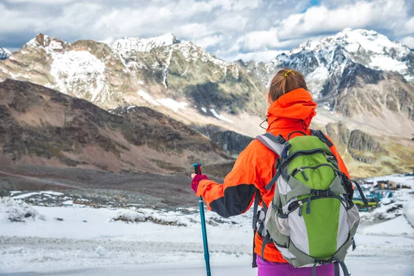Jeune Femme Avec Sac Dos Randonnée Dans Les Montagnes Alpes — Photo