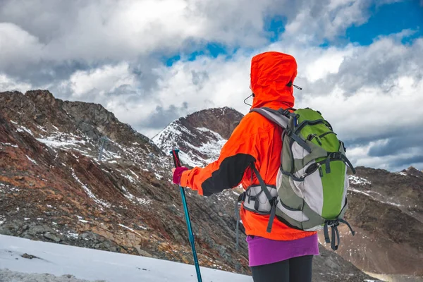 Dağlarda Hiking Sırt Çantası Olan Kadın Alpler — Stok fotoğraf