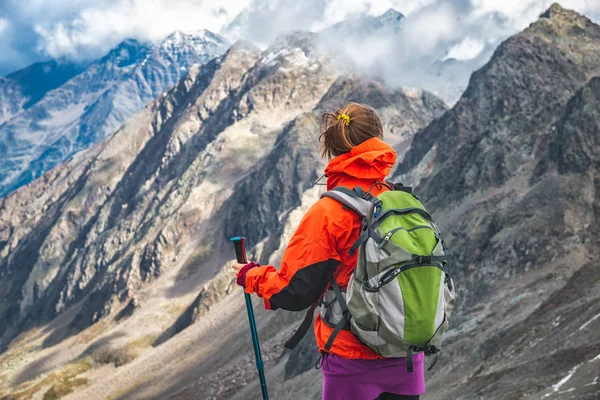 若い女性が山の中をハイキングし — ストック写真