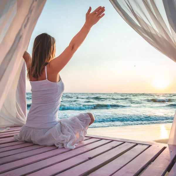 Vrouw mediterend aan zee — Stockfoto