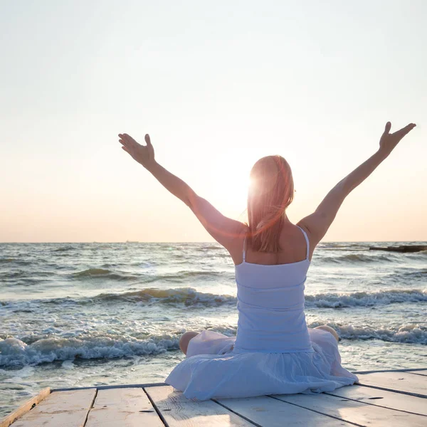 Mujer meditando en el mar — Foto de Stock