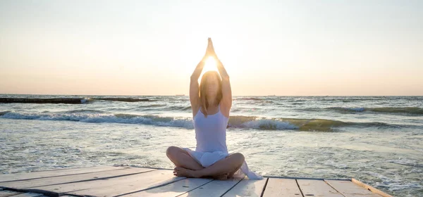 Woman meditating at the sea — Stock Photo, Image