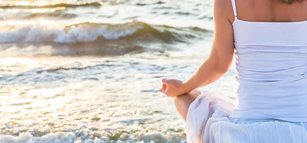 Frau meditiert am Meer — Stockfoto