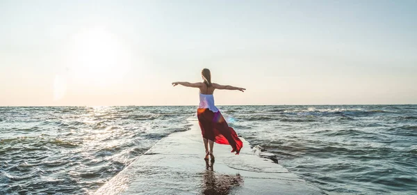 Hermosa chica en vestido rojo junto al mar . —  Fotos de Stock