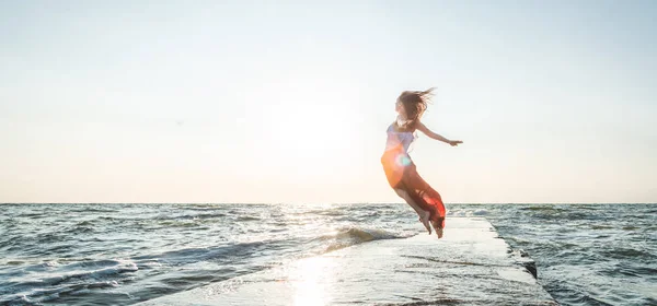 Feliz bela menina saltando — Fotografia de Stock