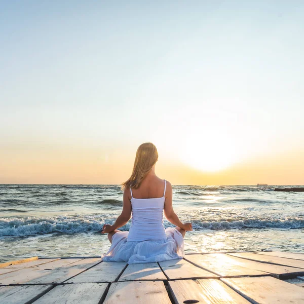 Woman meditating at the sea — Stock Photo, Image