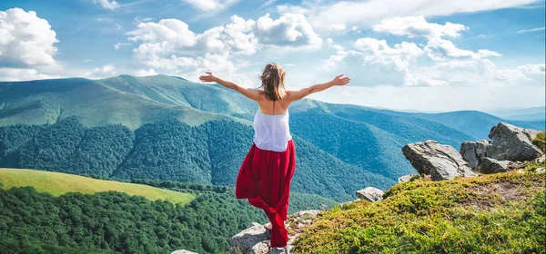 Junge Frau auf dem Gipfel des Berges — Stockfoto